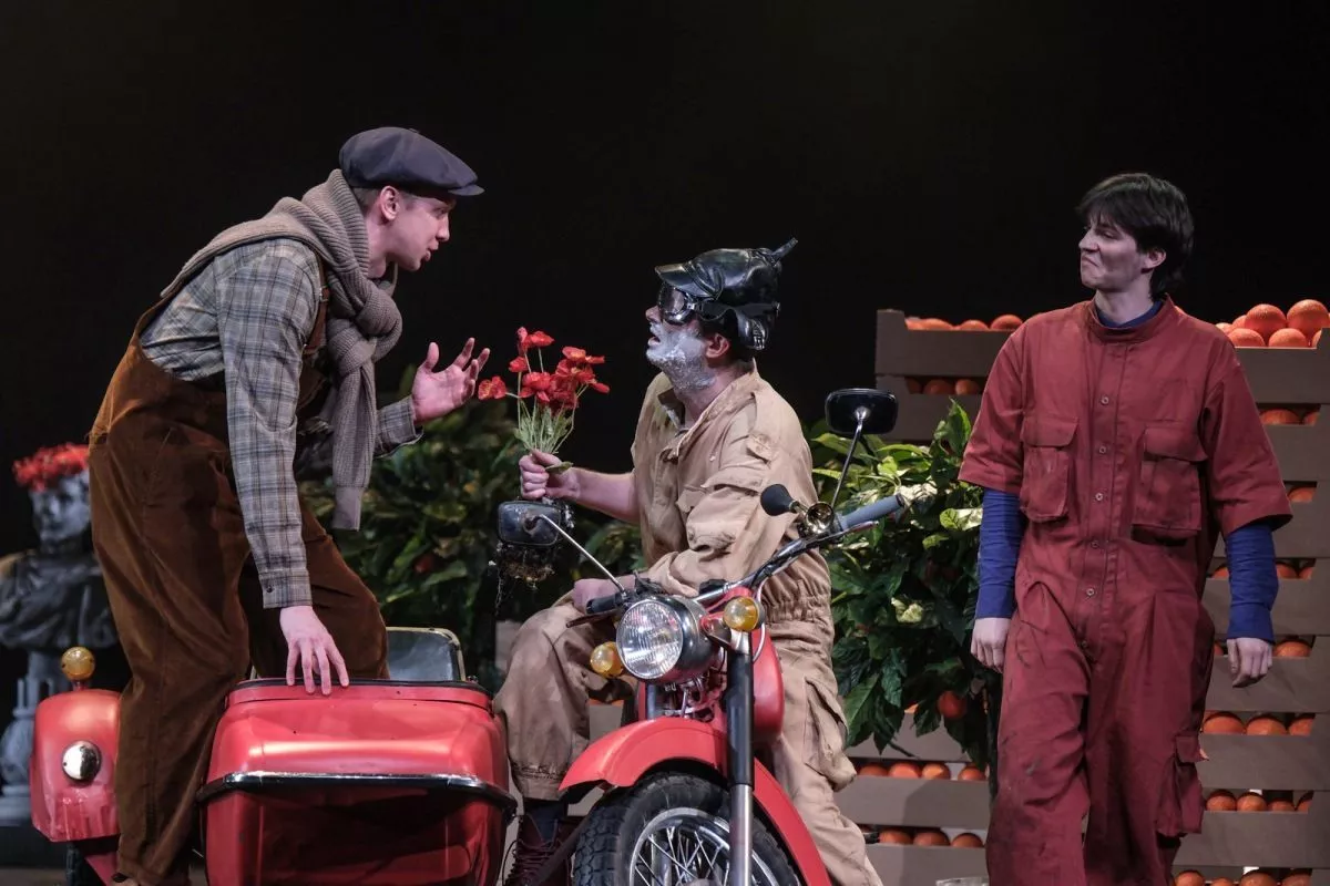 За сценическим карнавалом Даниил Безносов прячет нечто большее – целый узел чувств и коллизий, где шекспировская архаика переплетена с днем сегодняшним.