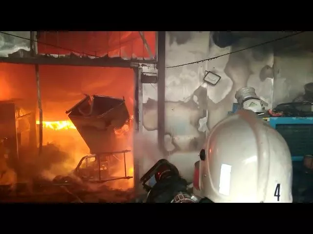 В Краснодаре в районе Рубероидного завода горит склад