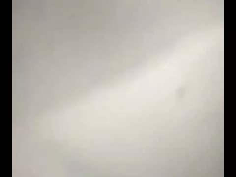 Задыхающиеся люди пытаются открыть двери ТРЦ, чтобы спастись.