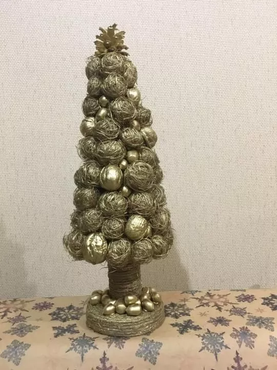 Елка из ниток и грецких орехов