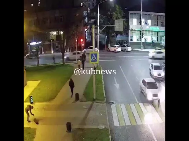 Момент ДТП на Красной: "Лада Приора" влетела в остановку