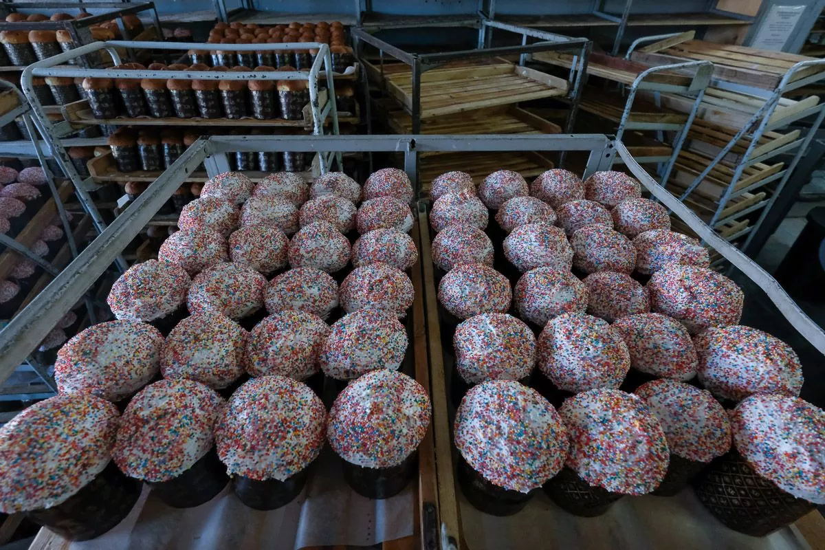 К Пасхе хлебзавод должен отправить на прилавки краснодарских магазинов 100 тысяч куличей.﻿ 