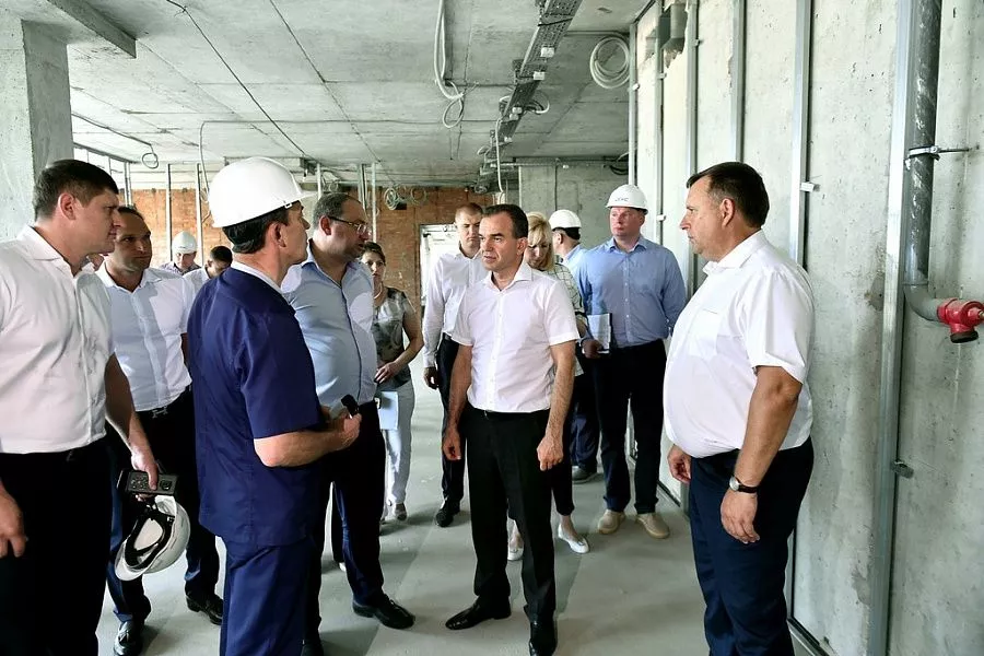 Вениамин Кондратьев на стройке медкорпуса в Кореновске.