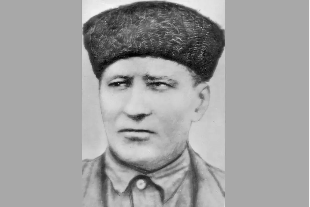 Житель станицы Октябрьской Крыловского района Тихон Иванович Карпенко вместе с другими станичниками летом 1942 года вступил в Кубанскую казачью дивизию, воины которой храбро сражались с фашистами на подступах к станицам Кущевской и Шкуринской. 