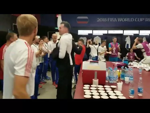 Сборная России в раздевалке отпраздновала победу над Испанией