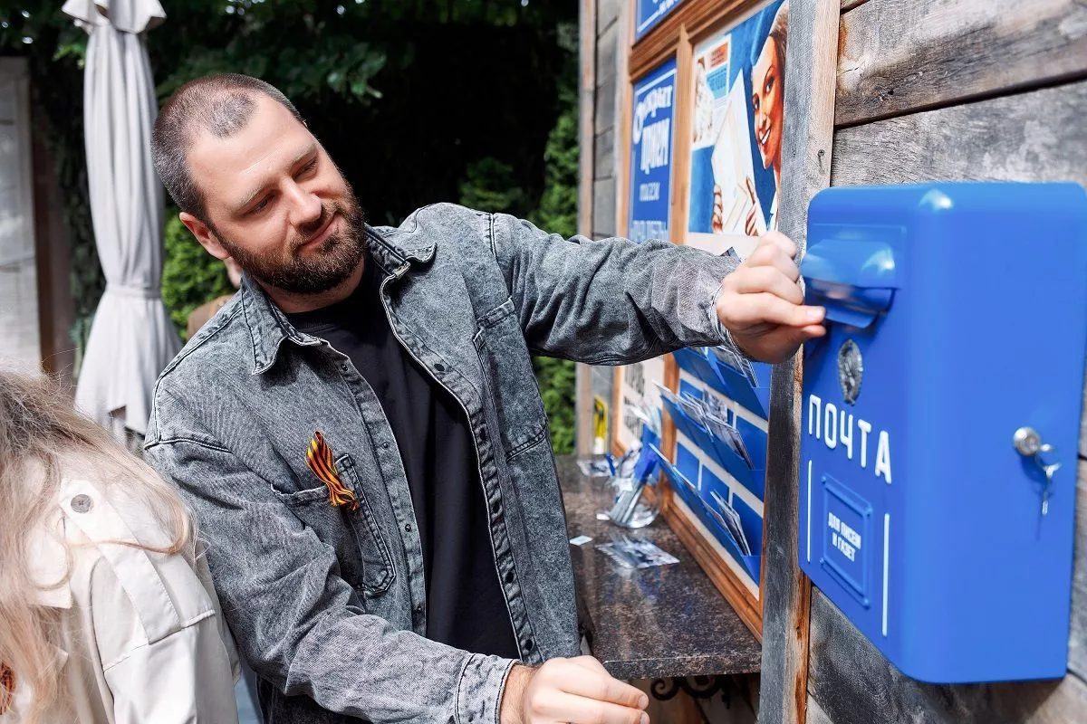 Подписанные открытки гости опускали в почтовый ящик.
