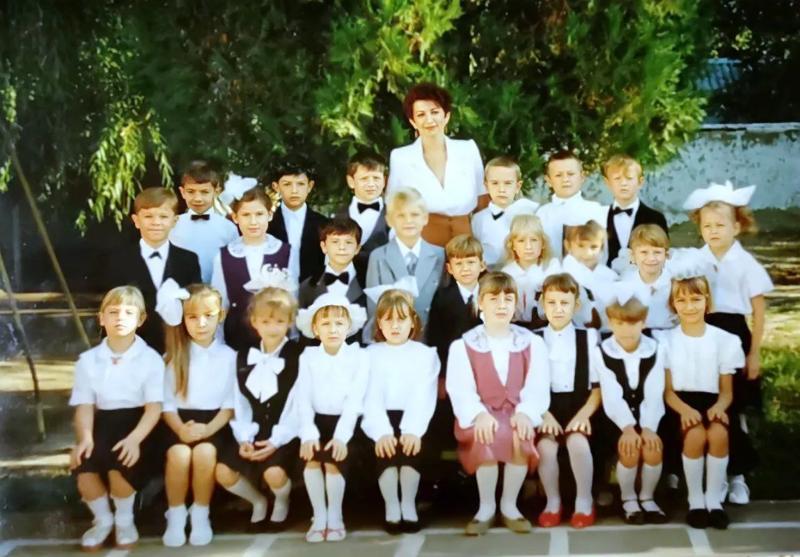 К своим родным детям Лиана Галстян ни на Последний звонок, ни на Первое сентября, естественно, не попадала никогда. Потому что всегда была со своими учениками. 