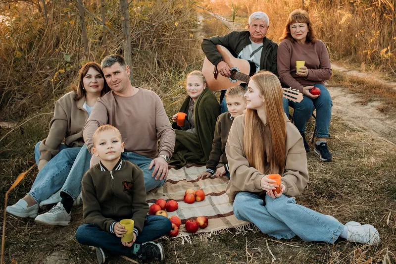 В семейных конкурсах участвует несколько поколений семьи Шпилько, на заднем плане – бабушка Ирина и дедушка Сергей Заплаткины 