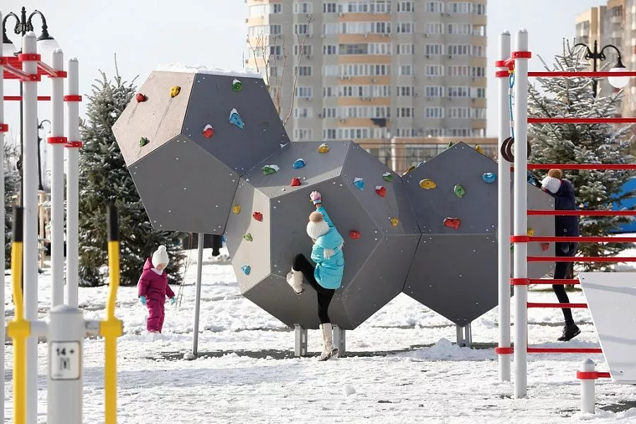 На аллее установлен игровой комплекс «Фрегат» и спортивные площадки.