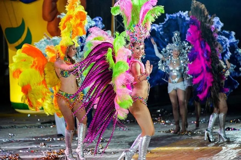 В карнавальном шествии примут участие около полутора тысяч артистов со всей России. В карнавальном шествии примут участие около полутора тысяч артистов со всей России.