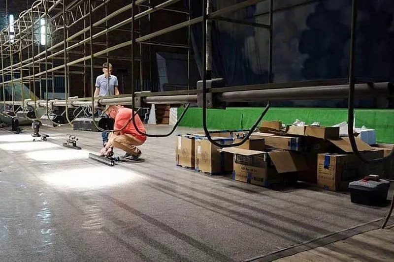 Монтаж нового светового в Доме культуры станицы Ленинградской. Стоимость оборудования превысила один миллион рублей.