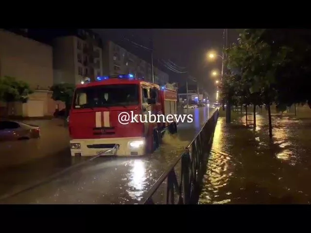 МЧС вытаскивает из воды автобус на улице Московской. 21 июля, Краснодар