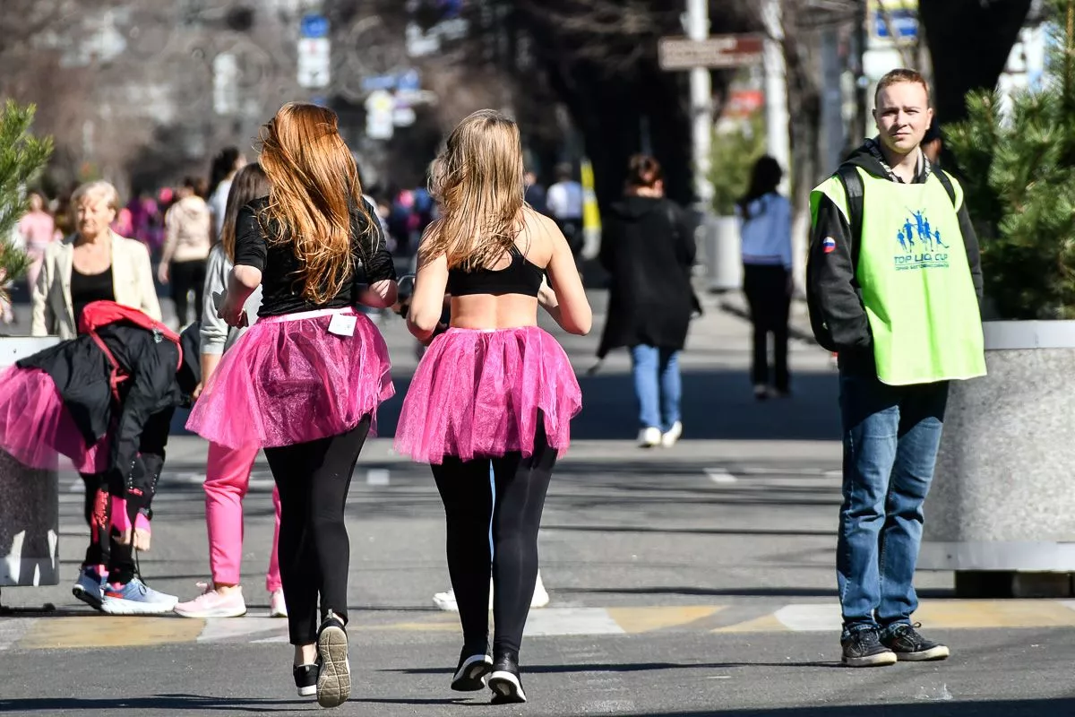 Краснодарцы пришли посмотреть на праздничный забег целыми семьями, а некоторые привели с собой и домашних питомцев