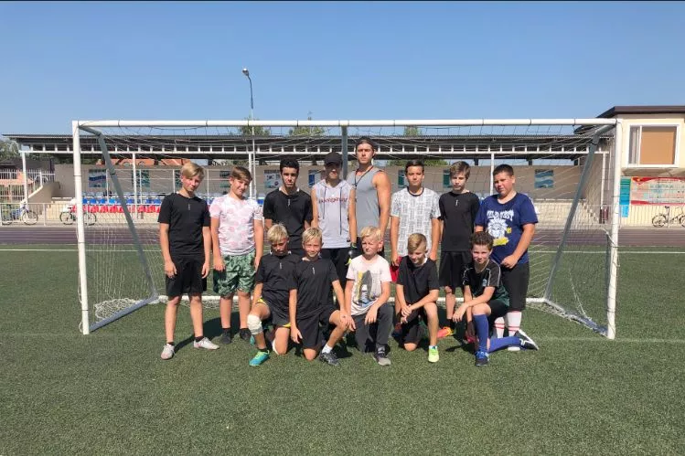 Молодой тренер по футболу Артем Марченко (в центре) с юными спортсменами.