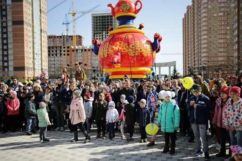 Праздник в «Губернском» прошел в лучших традициях народных уличных гуляний – со скоморохами, ходулистами и народными забавами.