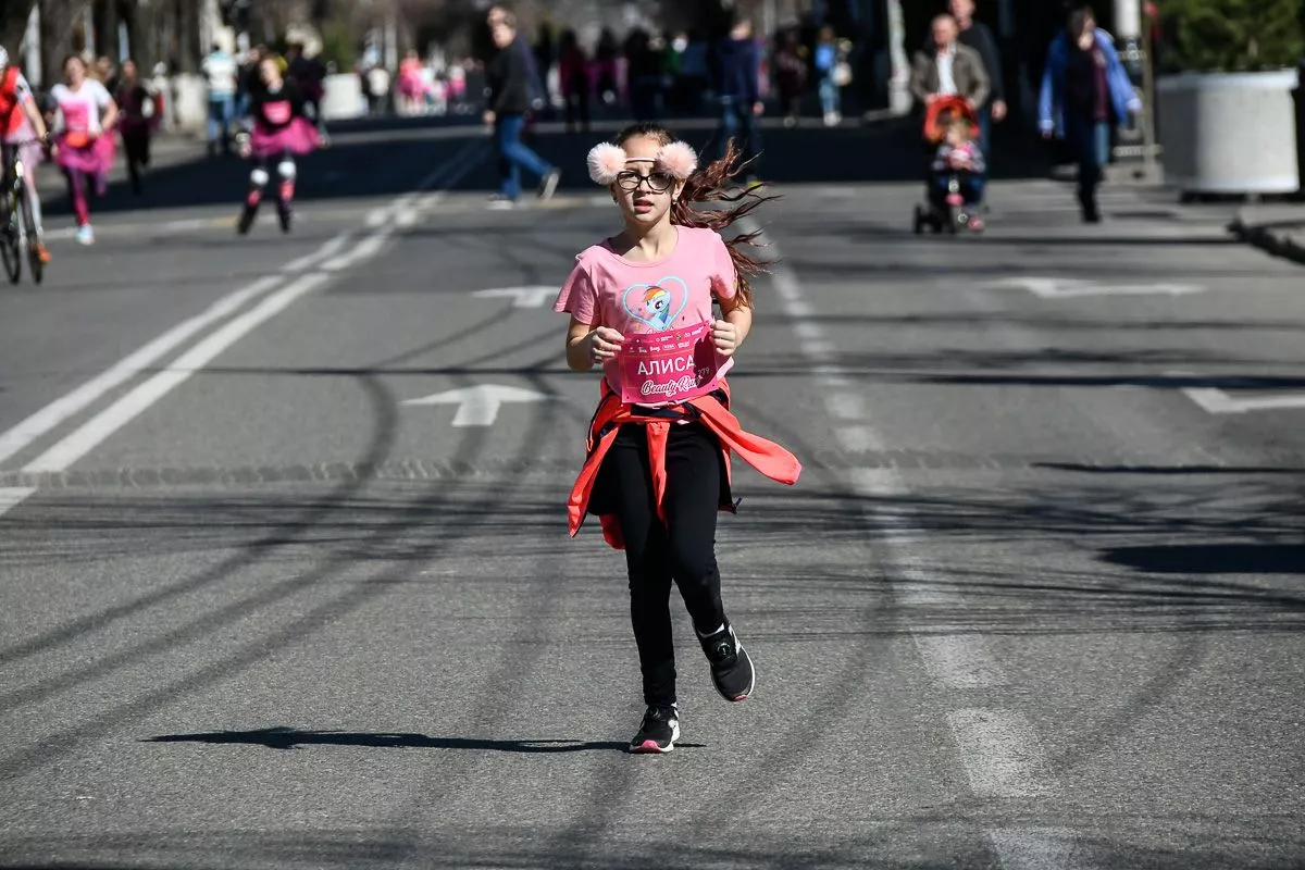 Массовая пробежка на три километра, организованная сетью магазинов «Высшая Лига»