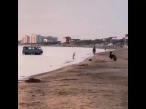 Полиция Анапы установила владельца автомобиля, заехавшего в море возле санатория