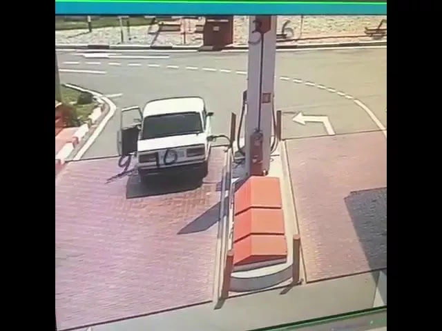 В станице Голубицкой водитель ВАЗ-2107 уехал с заправки, оборвав топливный шланг