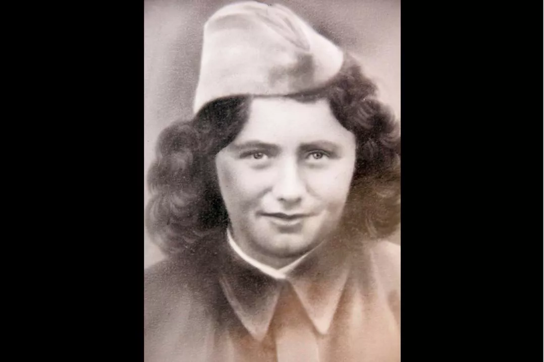 С передовыми частями 417-й стрелковой дивизии в освобожденный город Тихорецк вошла санинструктор Анна Тодоренко. Сейчас легендарная участница Великой Отечественной войны живет в поселке Парковом Тихорецкого района. По ее словам, на окраине Тихорецка передовые отряды дивизии освободили из горящего сарая детей, которых заперли и подожгли фашисты. С передовыми частями 417-й стрелковой дивизии в освобожденный город Тихорецк вошла санинструктор Анна Тодоренко. Сейчас легендарная участница Великой Отечественной войны живет в поселке Парковом Тихорецкого района. По ее словам, на окраине Тихорецка передовые отряды дивизии освободили из горящего сарая детей, которых заперли и подожгли фашисты.