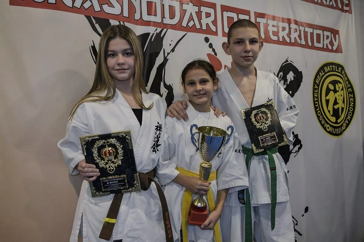 На турнире в Токио Анна Чембура, Эльмира и Михаил Гурьевы поразили организаторов своим мастерством и волей к победе.