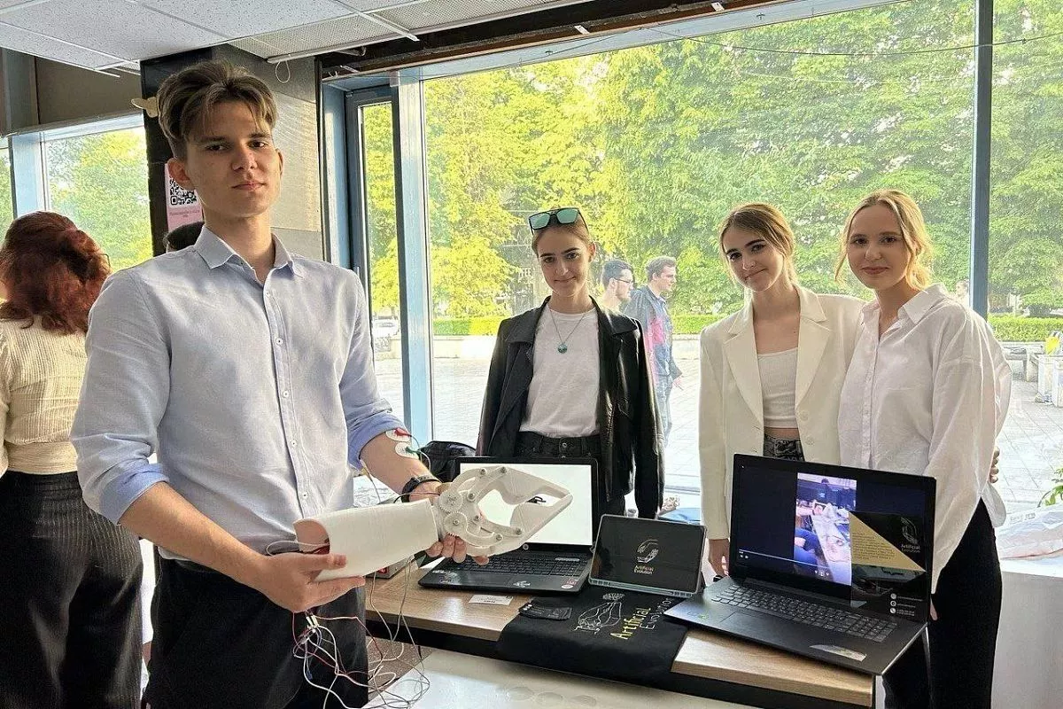 Главная цель разработчиков проекта – доказать, что возможно создание протеза, который будет выполнять все необходимые функции и при этом стоить дешевле аналогов. Главная цель разработчиков проекта – доказать, что возможно создание протеза, который будет выполнять все необходимые функции и при этом стоить дешевле аналогов.