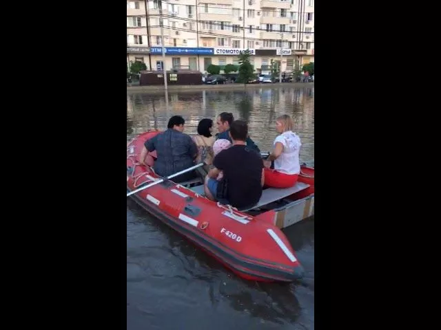 Автобус застрял в луже на ул. Московской в Краснодаре 16.07.2018