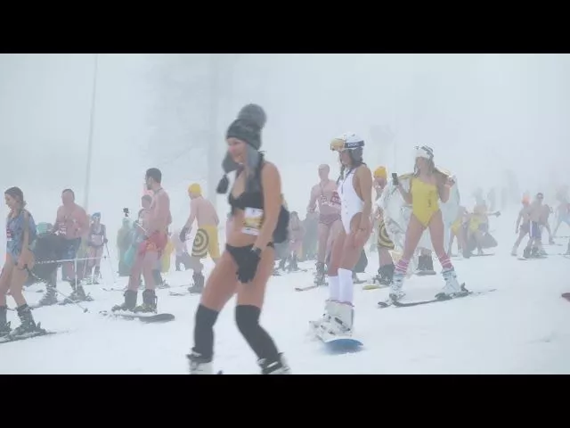 Спуск в купальниках в гора Сочи