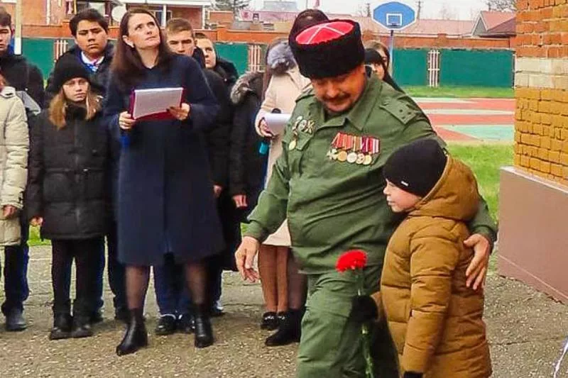 Отец героя Алексей Свистельников и атаман 1-го класса казачьей школы № 7 поселка Степного Никита Барчук на открытии мемориальной доски.