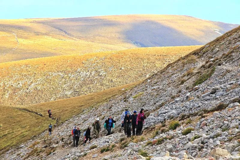 В начале сентября большая команда чиновников отправилась в трехдневную экспедицию с восхождением на горы Фишт, Оштен и Пшехо-Су. В начале сентября большая команда чиновников отправилась в трехдневную экспедицию с восхождением на горы Фишт, Оштен и Пшехо-Су.