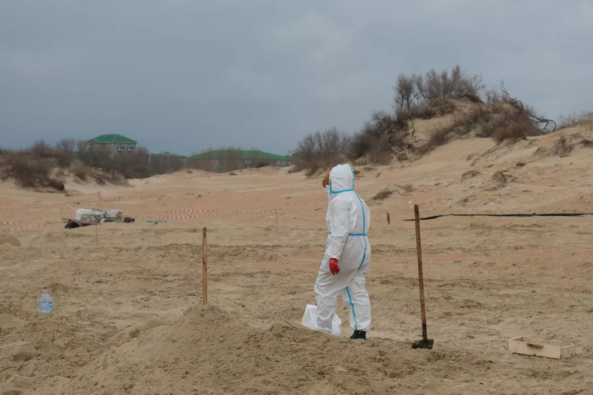 Специалисты каждый день находят новые, хоть и незначительные, выбросы мазута. 