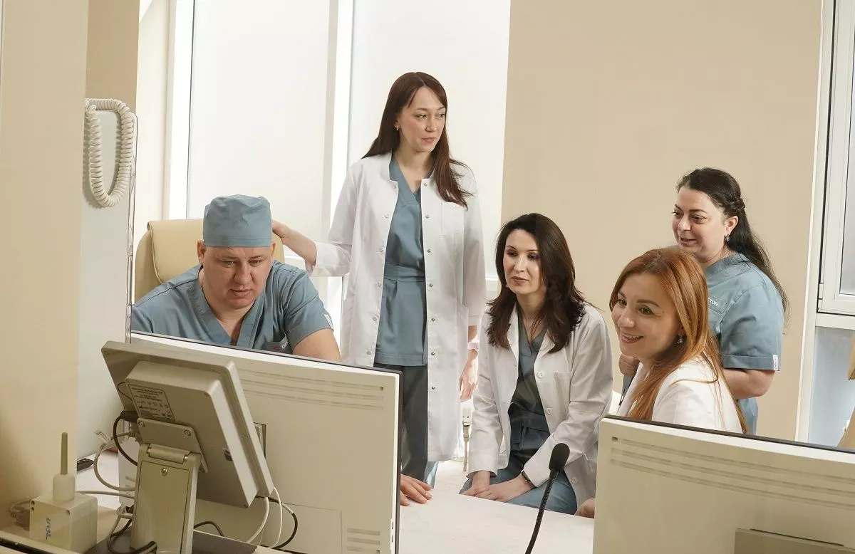 Рентгенэндоваскулярный хирург Александр Некрасов и команда кардиологов CL Doctor.