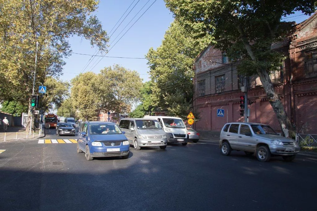 Готов верхний слой асфальта, осталось только нанести пластиковую разметку и заменить дорожные знаки.