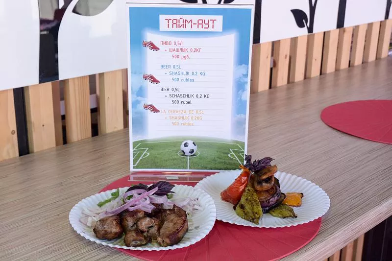 В эти дни в сочинских заведениях общепита появились специальные блюда для футбольных болельщиков.