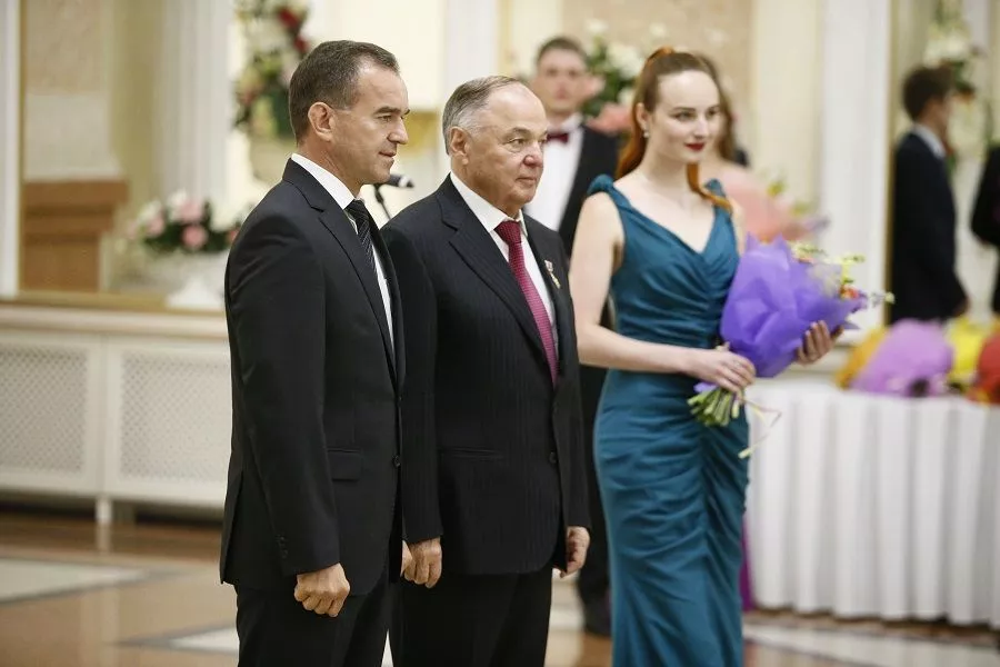 Вениамин Кондратьев вручил Хазрету Совмену медаль «Герой труда Кубани». Вениамин Кондратьев вручил Хазрету Совмену медаль «Герой труда Кубани».