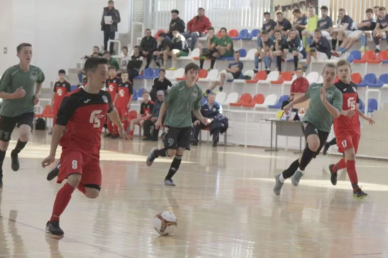 С мячом Егор Чекед. Футбольные эксперты сравнивают талантливого 17-летнего парня с нападающим «Барселоны» Лионелем Месси.