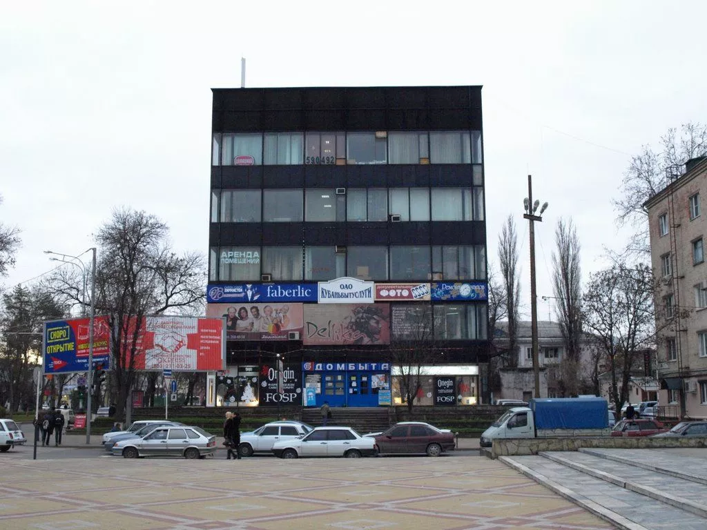 Старый Дом быта на пересечении улиц Красной и Хакурате в Краснодаре