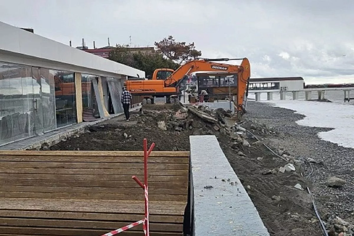 До конца мая завершатся работы по восстановлению  набережной в районе пляжей «Огонек - 2» и «Лазурь».