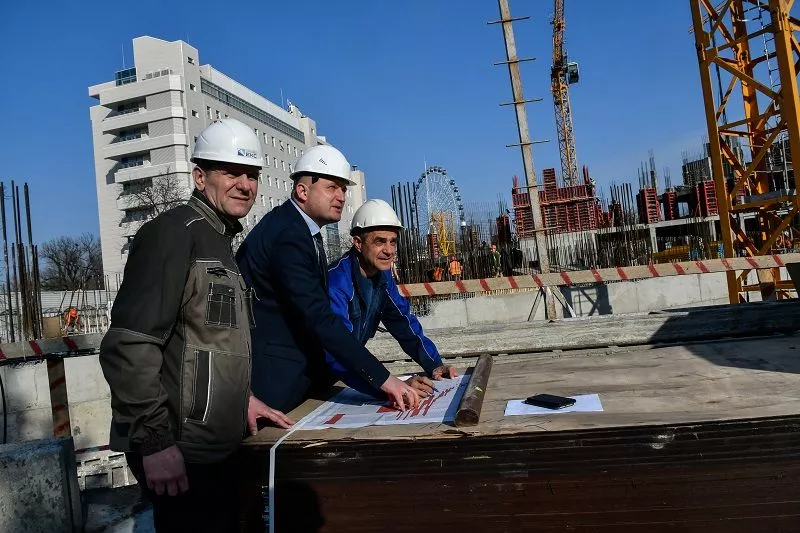 На данном этапе строительства на объекте задействовано 114 рабочих и 4 единицы техники. На данном этапе строительства на объекте задействовано 114 рабочих и 4 единицы техники.