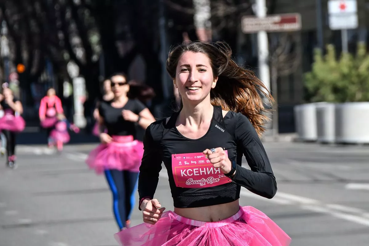 Массовая пробежка на три километра, организованная сетью магазинов «Высшая Лига»