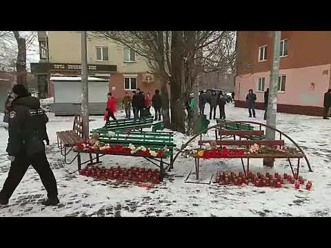 Жители Кемерово несут цветы к зданию ТРЦ