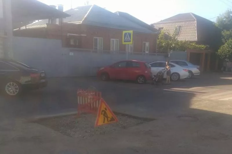 Яма на углу улиц Пашковской и Чкалова