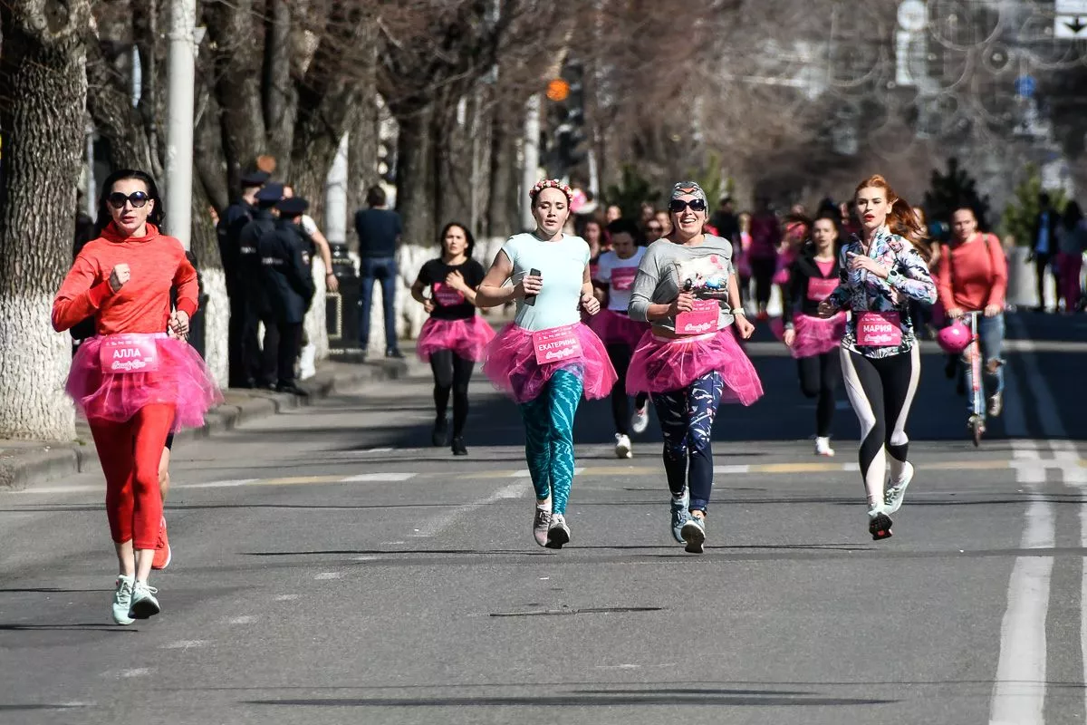 Массовая пробежка на три километра, организованная сетью магазинов «Высшая Лига»