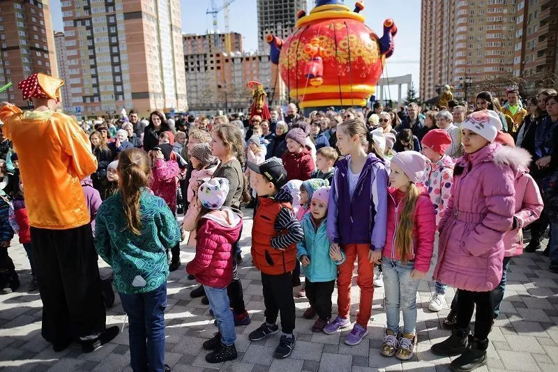Праздник в «Губернском» прошел в лучших традициях народных уличных гуляний – со скоморохами, ходулистами и народными забавами.