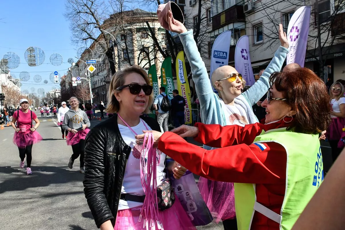 После забега участниц и зрителей ждала развлекательная программа