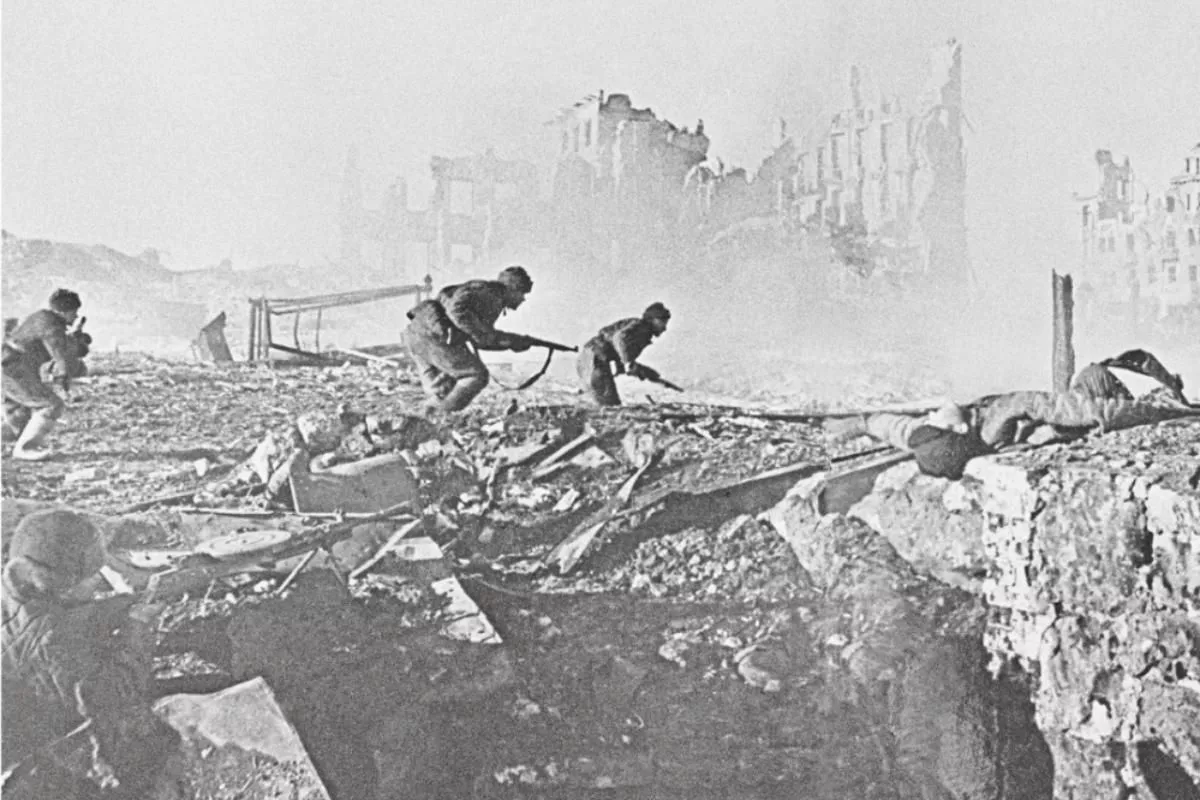 Разгром немецко-фашистских войск под Сталинградом - результат массового героизма советских солдат и командиров. Разгром немецко-фашистских войск под Сталинградом - результат массового героизма советских солдат и командиров.