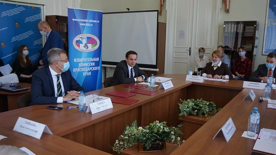 Участники заседания подписали соглашение о создании на территории Краснодарского края объединенного штаба общественного наблюдения за ходом общероссийского голосования по изменениям в Конституции страны и выборов 13 сентября.