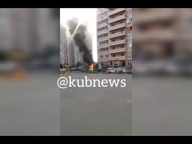 В Краснодаре во дворе многоквартирного дома горела «Газель»