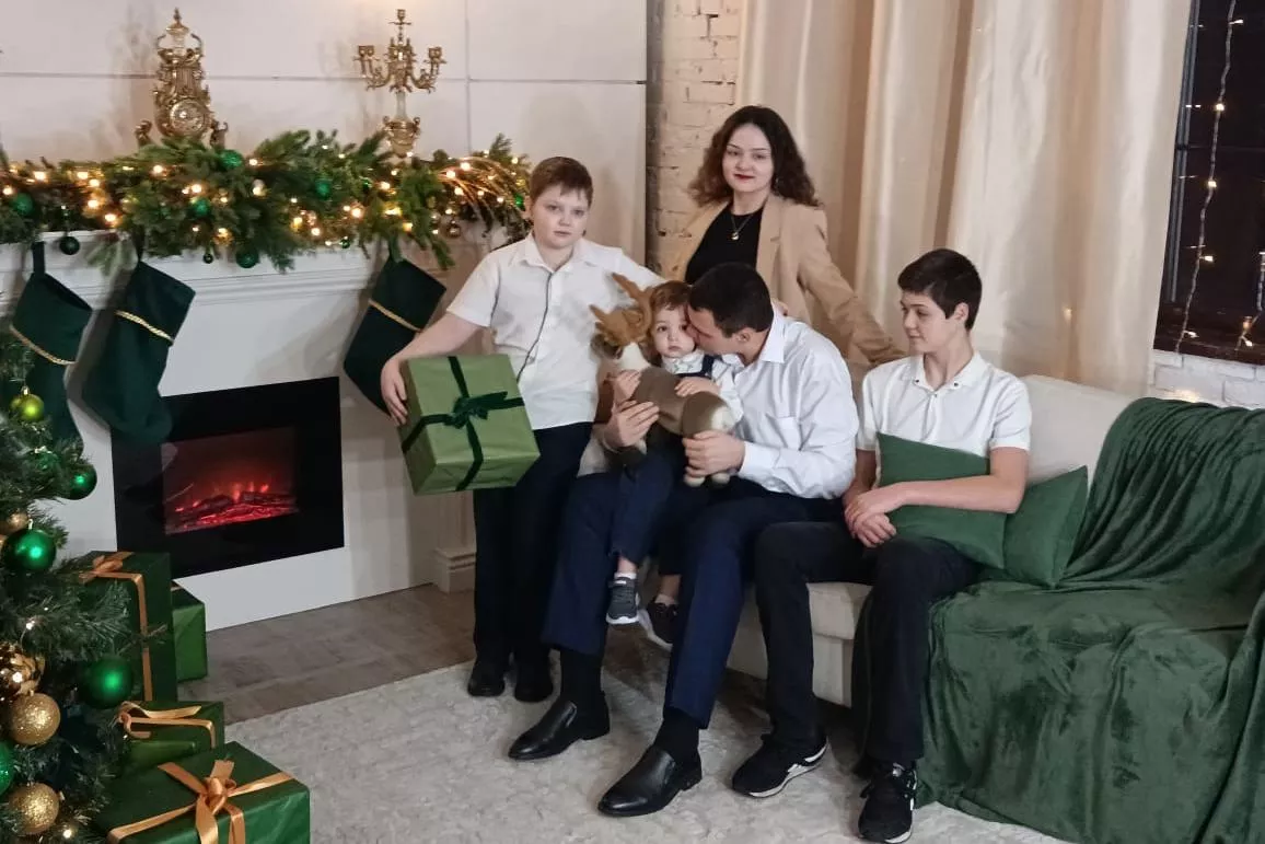 На фото гордость многодетной семьи Киракозовых – пятеро детей!