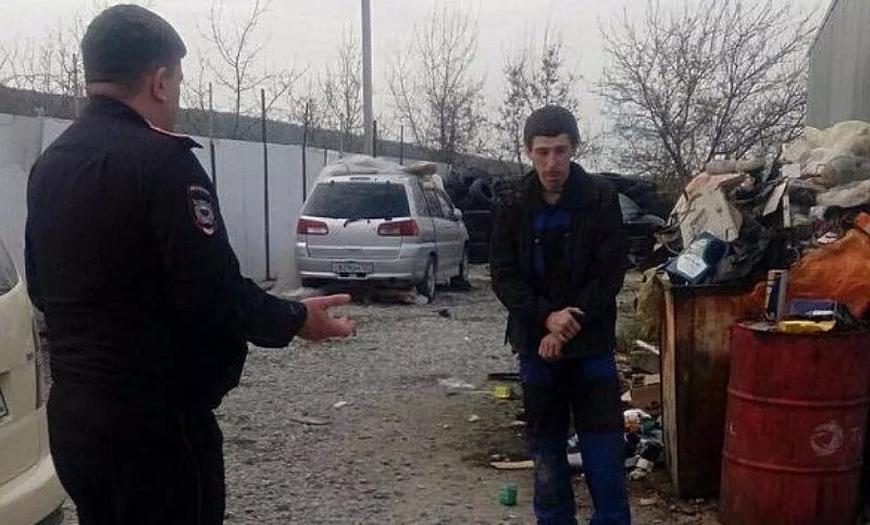 Мужчина убил пятерых щенков и развесил их тела на заборе. 