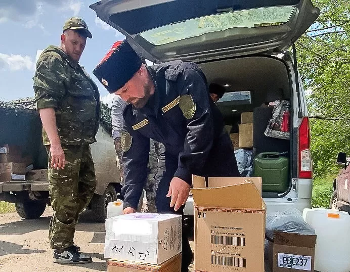 Заместитель главы Темрюкского района, атаман РКО Виталий Хандошка и казак Курчанского ХКО Николай Егорка. Заместитель главы Темрюкского района, атаман РКО Виталий Хандошка и казак Курчанского ХКО Николай Егорка.